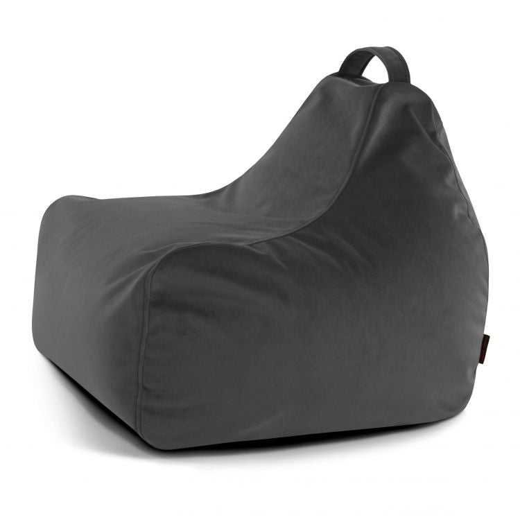 El Bean bag Game Barcelona es una silla infantil negra con asa superior, perfecta para puff niños, que se muestra sobre un fondo blanco liso.