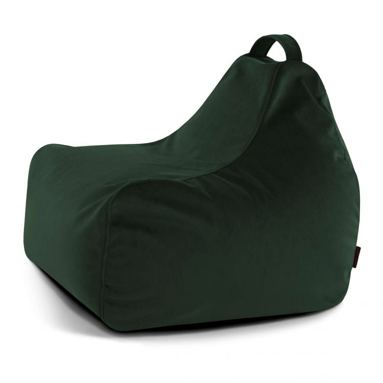 El Bean bag Game Barcelona en verde oscuro cuenta con un respaldo alto y asa de transporte, perfecto como mobiliario infantil, presentado sobre un fondo blanco.