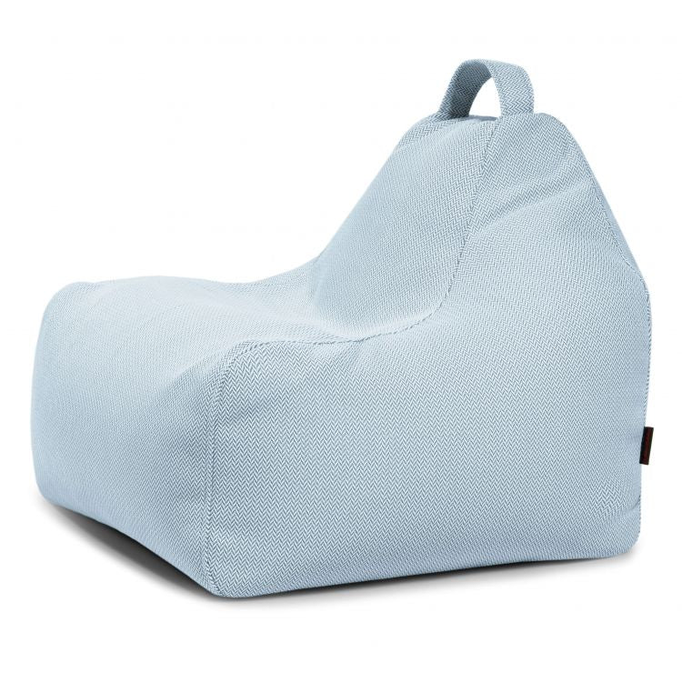 El Bean bag Game Canaria - uso exteriores es una silla de tela azul claro con respaldo y asa superior, ideal como puf infantil ergonómico para cualquier habitación infantil, mostrada sobre fondo blanco.