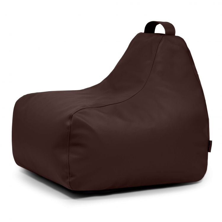 El Bean Bag Game Outside - uso exterior es un sillón impermeable de color marrón oscuro con un respaldo alto y una pequeña asa superior -ideal para la comodidad en interiores o la diversión al aire libre- que se muestra sobre un fondo blanco.