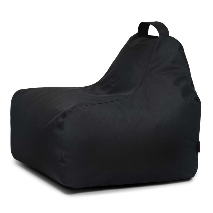 La Bean bag Game OX es una silla rectangular negra con respaldo alto y asa superior, sobre fondo blanco.