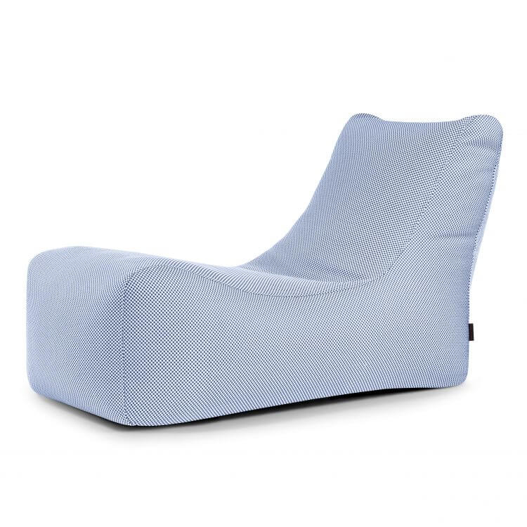 Un moderno Bean bag Lounge Capri para exteriores, de color azul claro, diseño minimalista curvado y tapizado de tejido OEKO-TEX texturizado, sobre un fondo blanco liso.