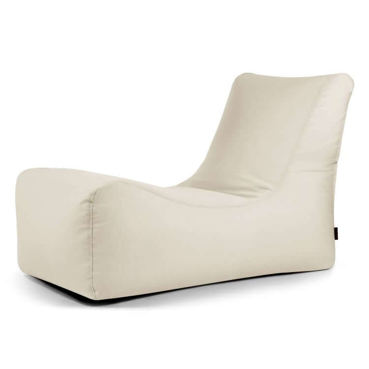 La Bean Bag Lounge Colorin - uso exterior es una moderna chaise longue de color beige claro que recuerda a un sillón tipo puf, con un diseño suave y minimalista y que se muestra sobre un fondo blanco.