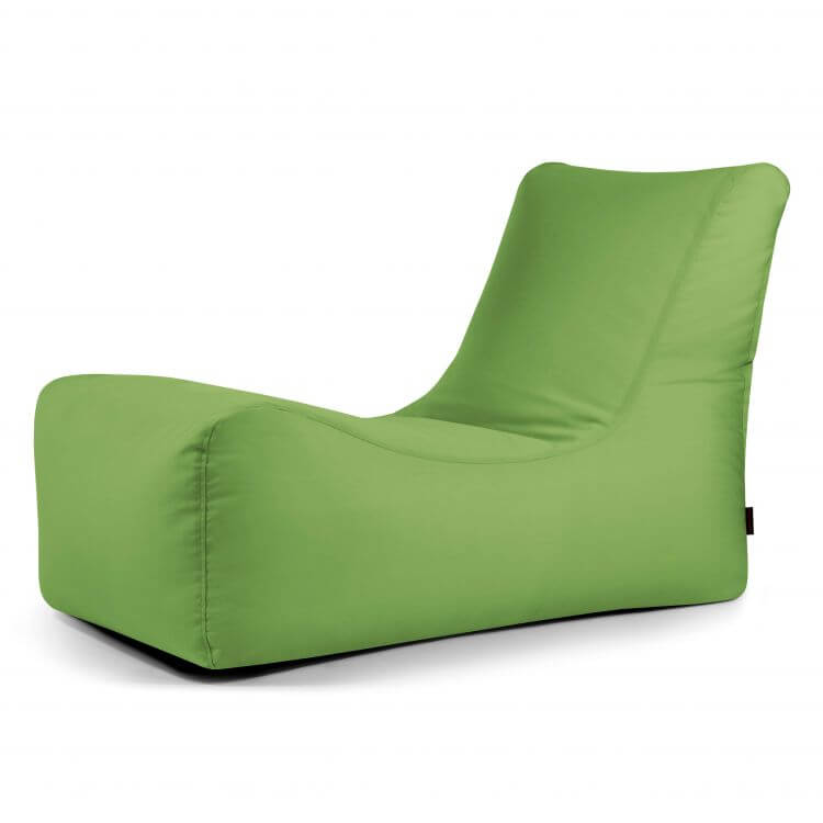 Una moderna tumbona verde sin brazos, con respaldo inclinado y tapicería acolchada, inspirada en el Bean Bag Lounge Colorin - uso exteriores, sobre un fondo blanco liso.