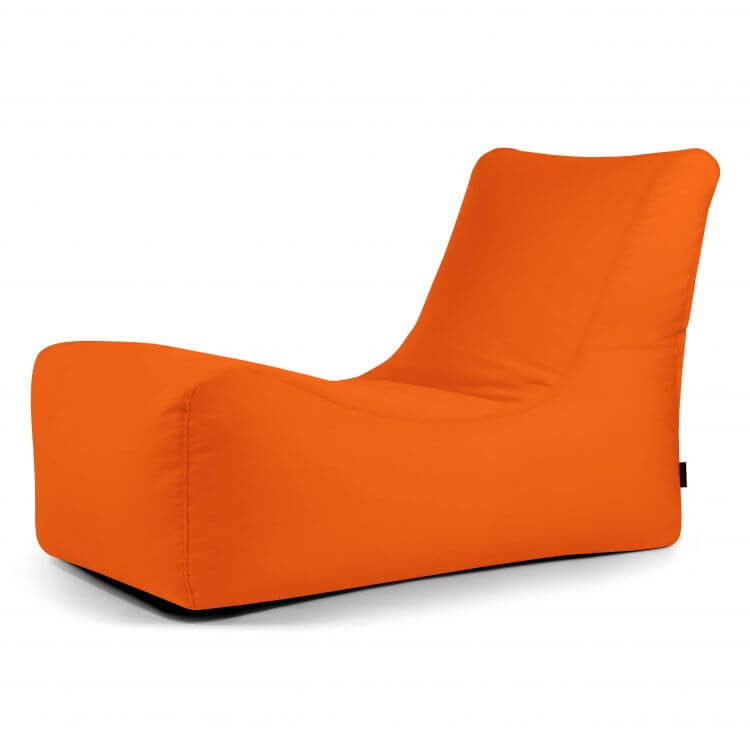 El Bean Bag Lounge Colorin - uso exterior es un sillón tipo puf de color naranja brillante con respaldo alto y asiento bajo, que se muestra sobre un fondo blanco liso.