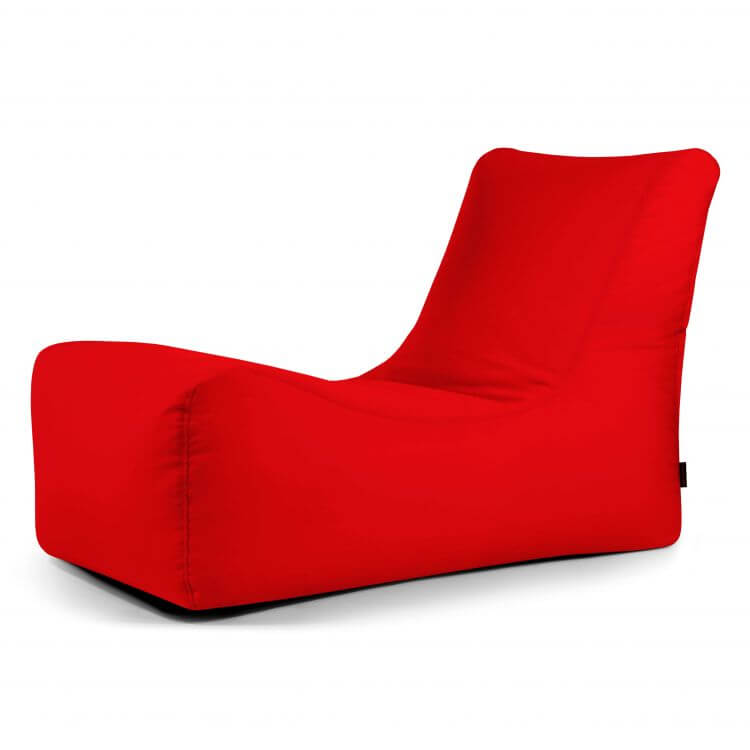La Bean Bag Lounge Colorin - uso exterior es una moderna silla ergonómica roja con respaldo alto y asiento en ángulo, perfecta para uso exterior, mostrada sobre un fondo blanco liso.