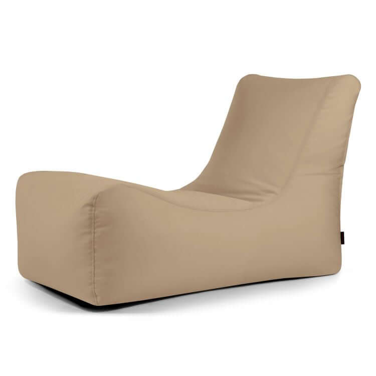 Bean Bag Lounge Colorin - uso exterior, una tumbona ergonómica color canela con un diseño suave y minimalista y respaldo inclinado, se muestra sobre un fondo blanco liso.