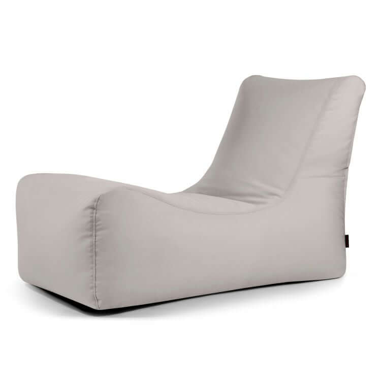 La Bean Bag Lounge Colorin - uso exterior es una moderna tumbona de color gris claro con respaldo alto y diseño suave y curvado, perfecta para uso exterior y que se muestra sobre un fondo blanco liso.