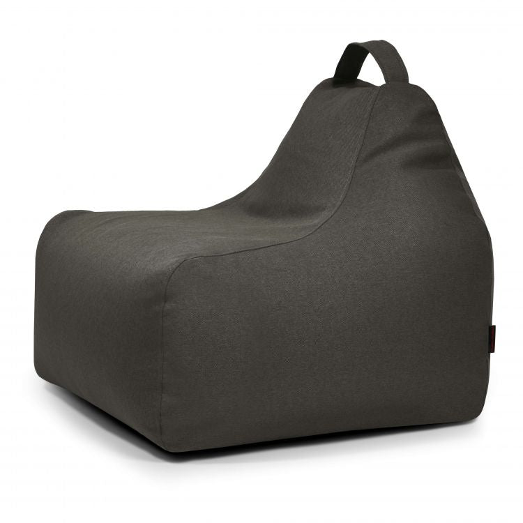 El Bean Bag Game Nordic es un sillón puff infantil de tela gris oscuro con un respaldo alto y un asa superior, que se muestra sobre un fondo blanco.