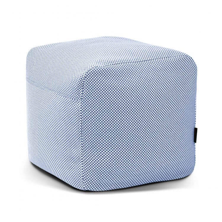 El Pouf Plus 50 Capri es un puf cuadrado en azul y blanco con bordes redondeados, una pequeña etiqueta lateral negra y un exterior abullonado para un asiento versátil al aire libre, mostrado sobre un fondo blanco.