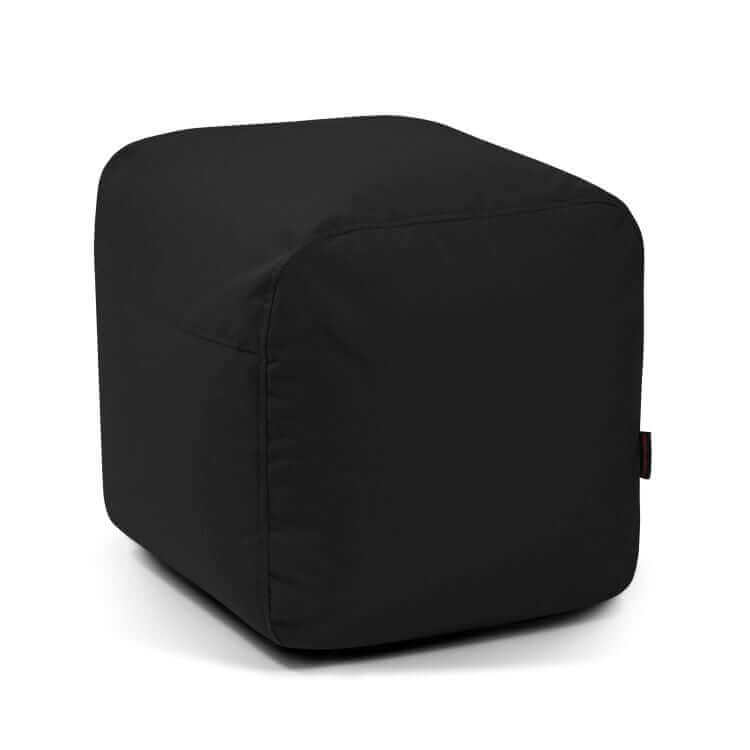 Un sillón ergonómico en forma de cubo, de tela negra, se asienta sobre un fondo blanco, ofreciendo la comodidad y el estilo moderno del Pouf Plus 50 Colorin - uso exteriores.