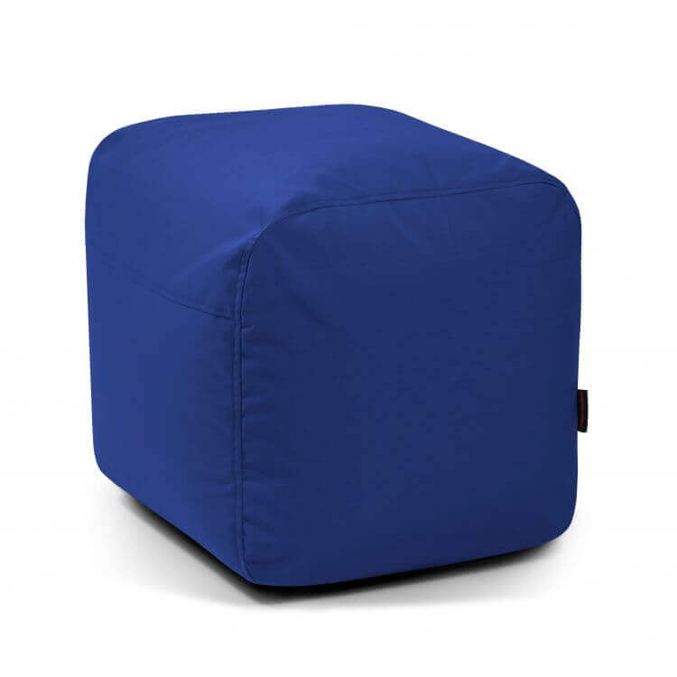 El Pouf Plus 50 Colorin es un asiento azul, de forma cuadrada y bordes redondeados, que proporciona comodidad ergonómica y estilo para su uso en exteriores. Destaca con elegancia sobre un fondo blanco.