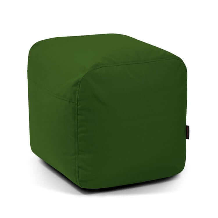 El Pouf Plus 50 Colorin es una otomana cúbica de tela verde con bordes redondeados, diseñada para su uso en exteriores. Fotografiado sobre un fondo blanco liso, añade estilo y comodidad a cualquier espacio vital.
