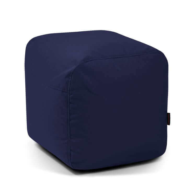 El Pouf Plus 50 Colorin - uso exteriores es un cubo otomano ergonómico de color azul oscuro con bordes redondeados para sentarse cómodamente, que se muestra sobre fondo blanco.