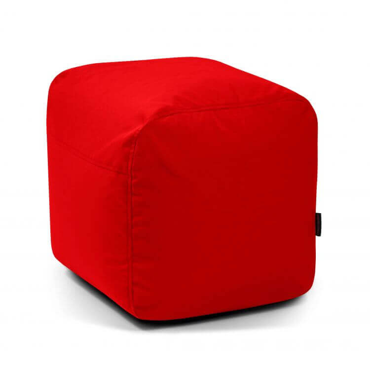 Un Pouf Plus 50 Colorin rojo en forma de cubo para uso exterior con una pequeña etiqueta negra, sobre fondo blanco, ideal como asiento cómodo o pouf ergonómico para cualquier espacio.