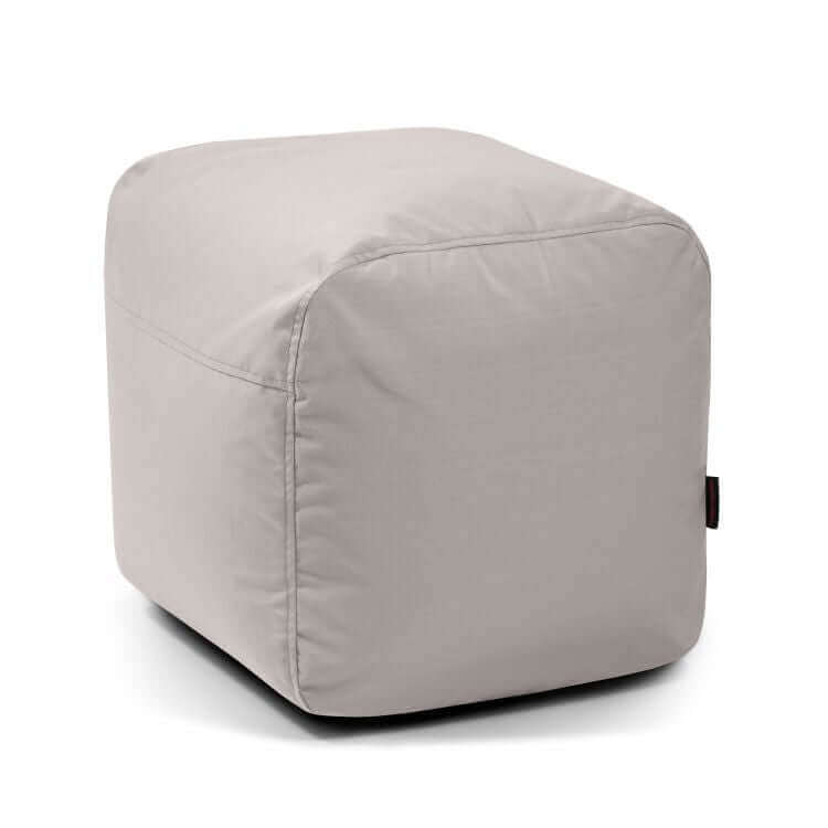 El Pouf Plus 50 Colorin, un asiento gris claro con forma de cubo y bordes redondeados, es ideal para exteriores, perfecto como puf ergonómico y asiento cómodo en cualquier espacio.