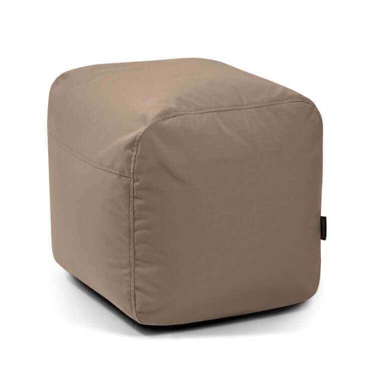 El Pouf Plus 50 Colorin, un puf cuadrado de color marrón claro con costuras visibles para exteriores, ofrece un cómodo asiento para cualquier espacio y se muestra sobre fondo blanco.