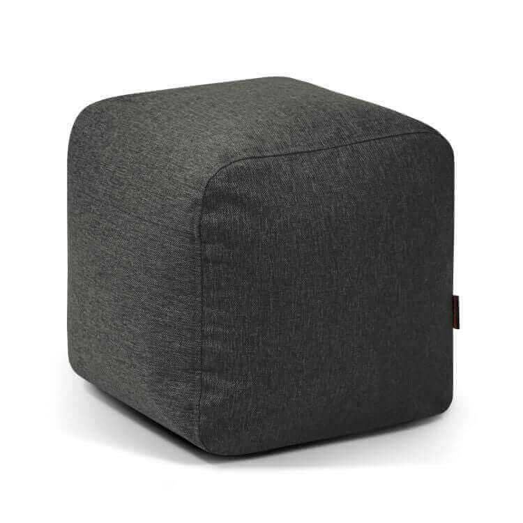 Un Pouf cuadrado de tela lavable compacto y ligero 50×50×35 cm PLUS 50 HOME, moderno y gris oscuro, con bordes redondeados, aparece sobre un fondo blanco.