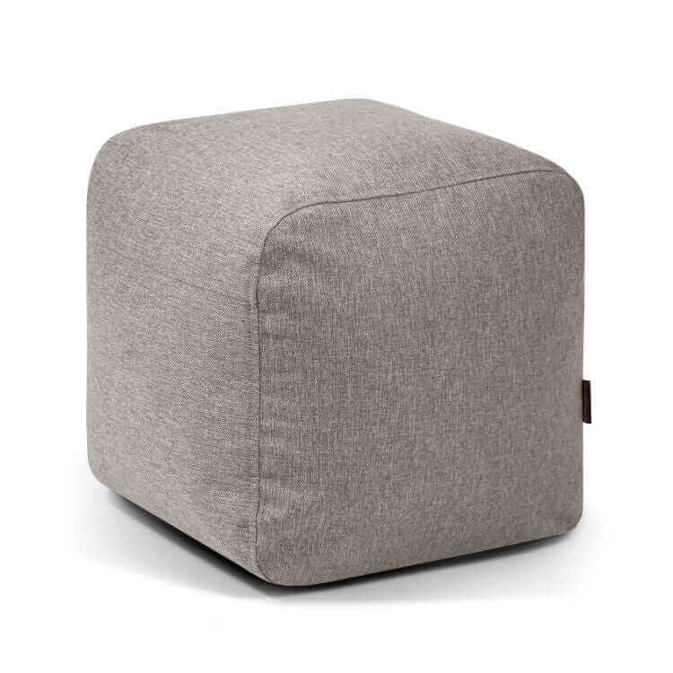 El Pouf cuadrado de tela lavable compacto y ligero 50×50×35 cm - PLUS 50 HOME, destaca por su diseño moderno y cómodo en color gris, ideal para dormitorio o salón.