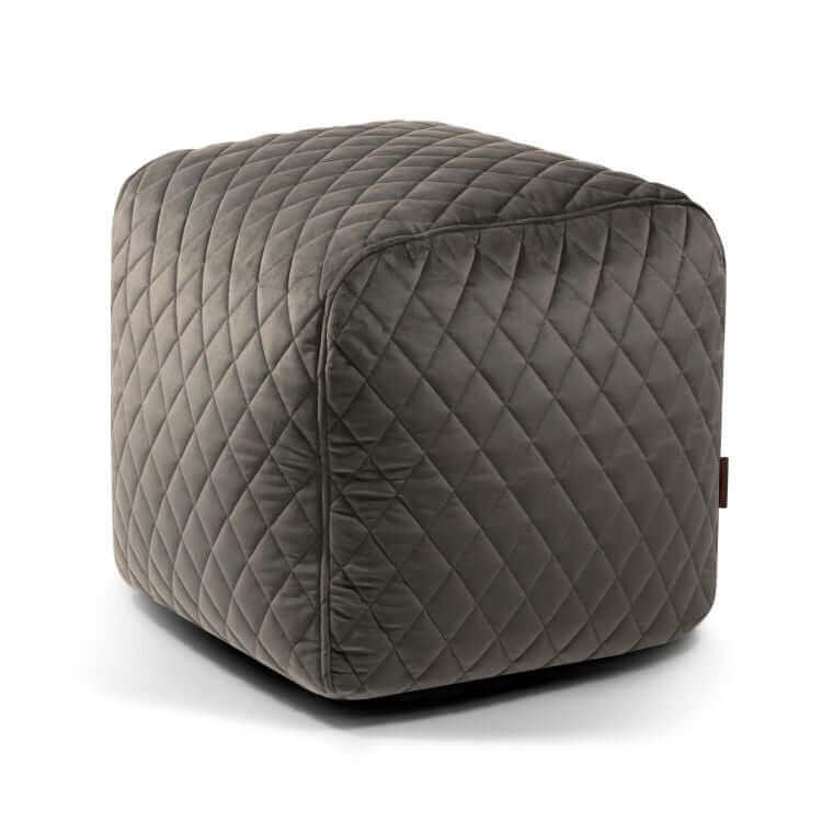 El Pouf cuadrado de terciopelo acolchado compacto y ligero 50×50×35 cm PLUS 50 LURE LUXE ofrece un asiento elegante y ergonómico para el dormitorio o el salón, sobre fondo blanco.