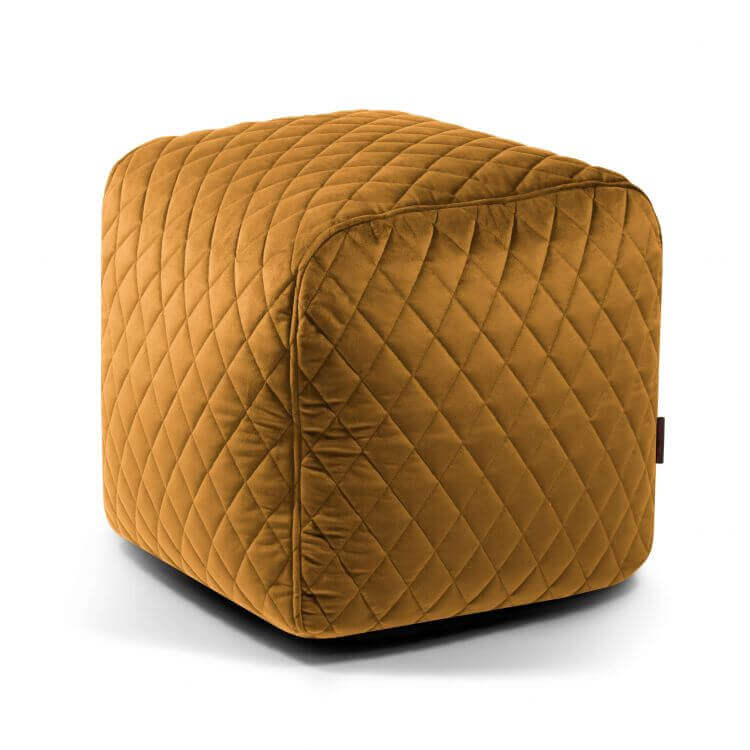 Pouf cuadrado de terciopelo acolchado compacto y ligero 50×50×35 cm PLUS 50 LURE LUXE en color mostaza con textura suave y bordes redondeados, sobre fondo blanco. Ideal para dormitorio o salón de estilo moderno.