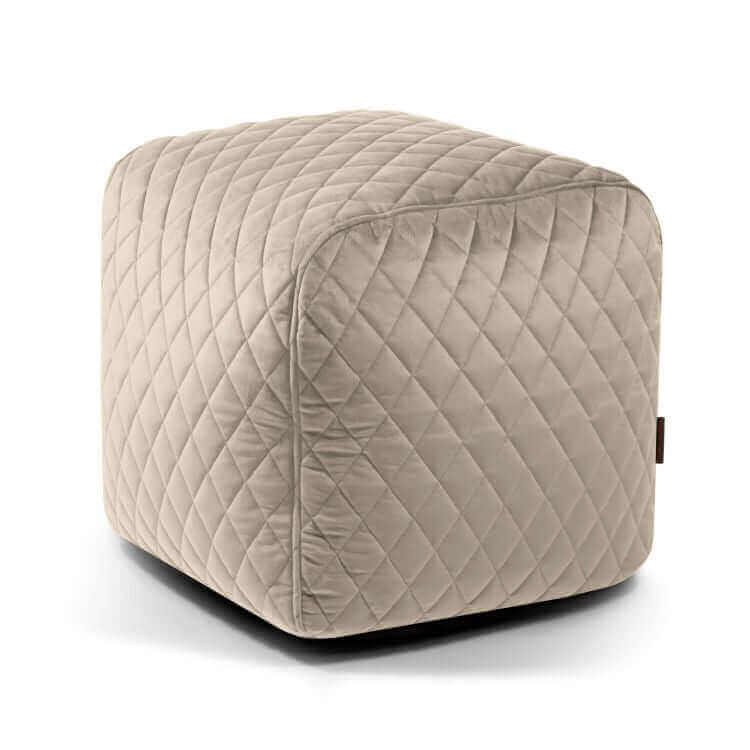 El Pouf cuadrado de terciopelo acolchado PLUS 50 LURE LUXE (50×50×35 cm), compacto y ligero, en color beige con diseño moderno y patrón de diamantes, aporta un asiento ergonómico ideal para dormitorio o salón.