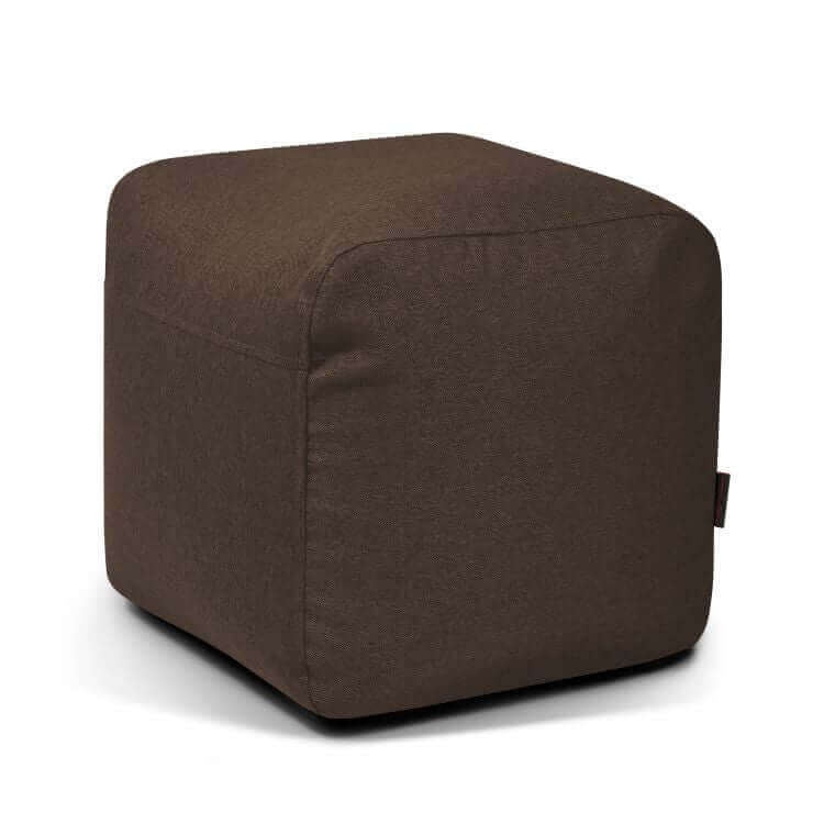 Un Pouf cuadrado de tela suave lavable 50×50×35 cm PLUS 50 NORDIC de color marrón sobre fondo blanco, ideal como asiento adicional o un toque de estilo para dormitorio o salón.