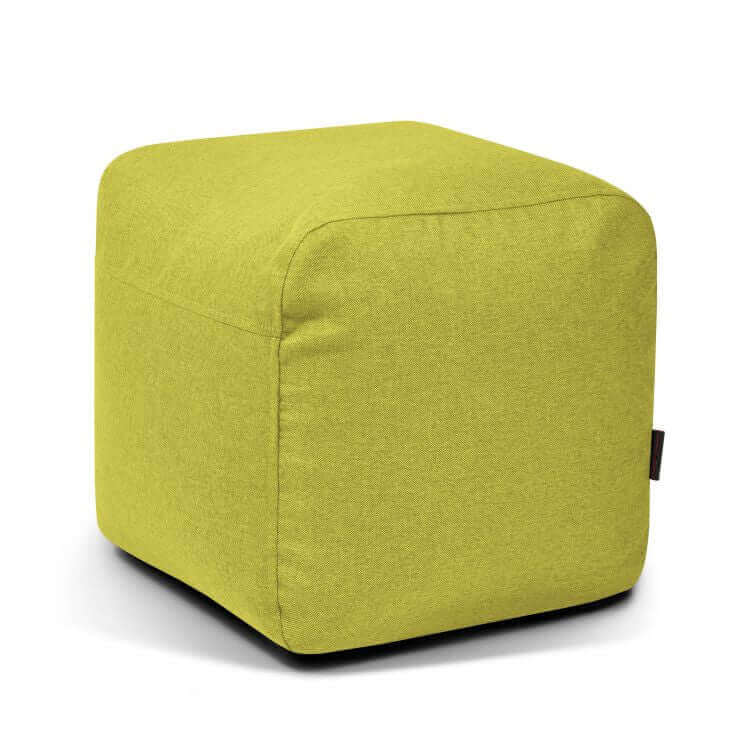 Un pouf cuadrado de tela suave lavable PLUS 50 NORDIC (50×50×35 cm) en color verde, con bordes ligeramente redondeados, sirve como asiento extra moderno sobre un fondo blanco.