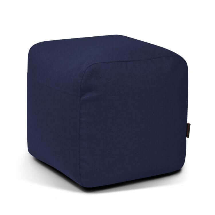 A Pouf cuadrado de tela suave lavable 50×50×35 cm PLUS 50 NORDIC sirve como asiento adicional moderno, destacado en un fondo blanco.