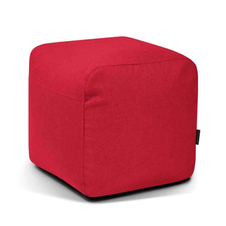 A red Pouf cuadrado de tela suave lavable 50×50×35 cm - PLUS 50 NORDIC, de bordes redondeados, funciona como elegante asiento adicional sobre fondo blanco.