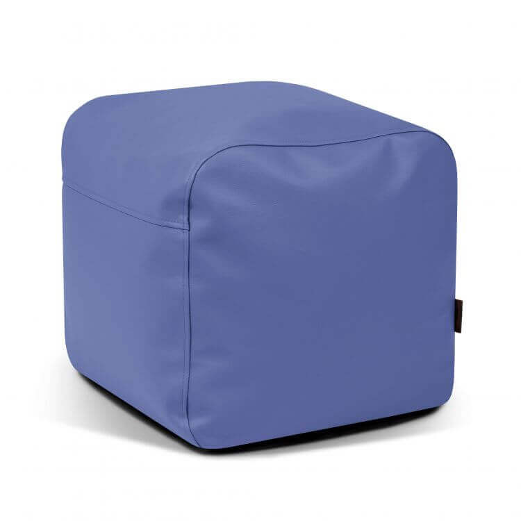 El Pouf Plus 50 Outside es un puf azul en forma de cubo con un exterior liso similar al cuero que ofrece asiento cómodo y versatilidad con estilo como moderno mobiliario versátil para exteriores.