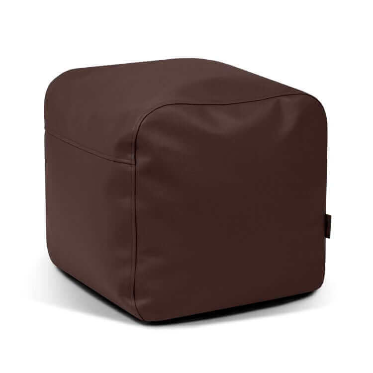 El Pouf Plus 50 Outside - uso exterior es una otomana cuadrada de piel marrón con superficies lisas y costuras mínimas para un asiento cómodo, que ofrece mobiliario versátil sobre un fondo blanco.