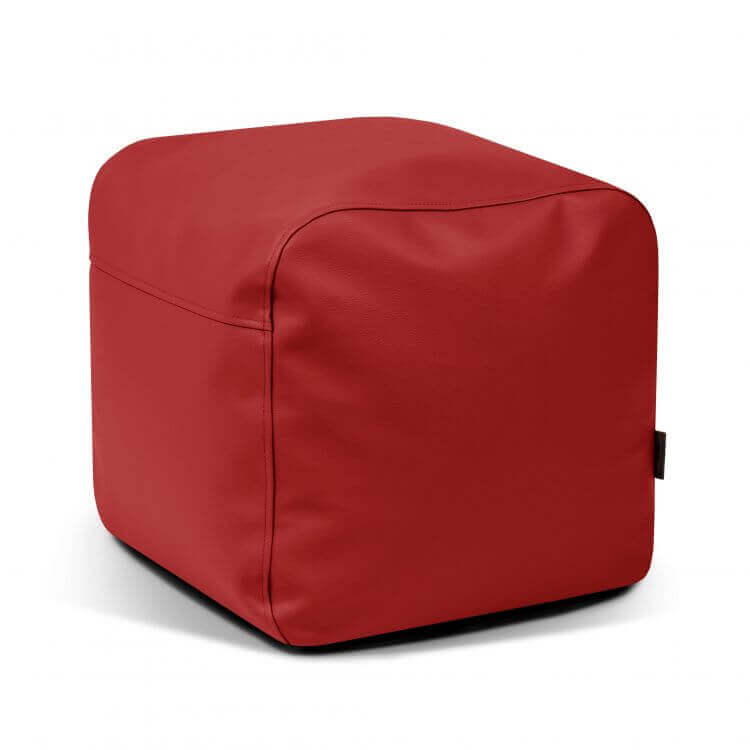 El Pouf Plus 50 Outside - uso exterior es un puf rojo en forma de cubo con una superficie lisa para un asiento cómodo, que se muestra sobre un fondo blanco.