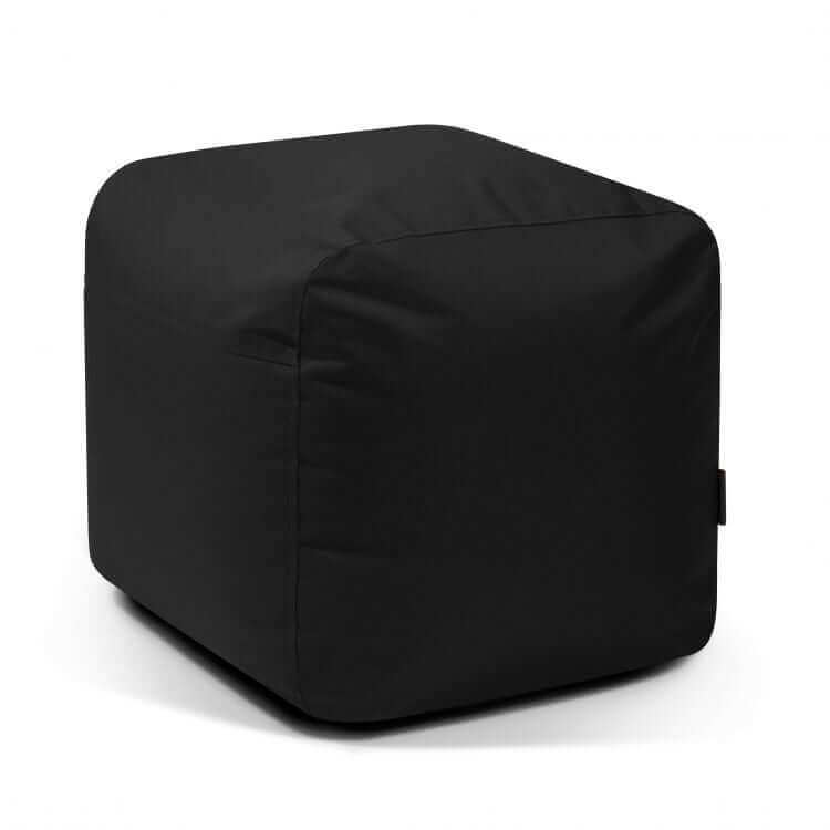 El Pouf cuadrado de tela impermeable brillante 50×50×35 cm - moderno - exterior - PLUS 50 OX es un elegante asiento en forma de cubo negro sobre fondo blanco, ideal para brindar estilo y comodidad en cualquier ambiente.