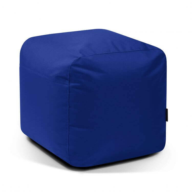 El Pouf cuadrado de tela impermeable brillante 50×50×35 cm PLUS 50 OX ofrece un asiento cómodo y moderno, ideal para relajarse en exteriores, presentado sobre fondo blanco.