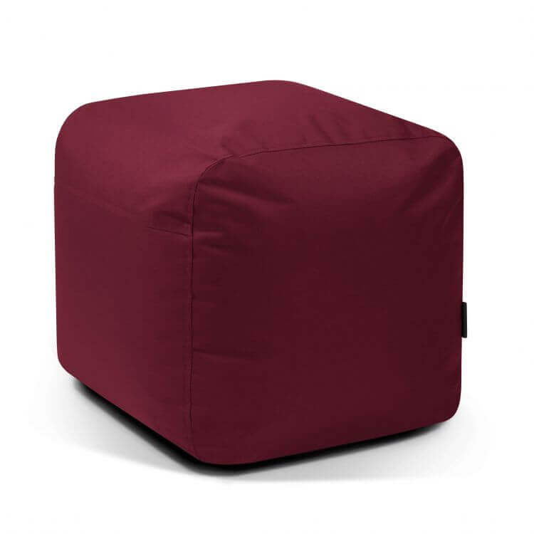 Un Pouf cuadrado de tela impermeable brillante 50×50×35 cm - moderno - exterior - PLUS 50 OX con tejido liso y bordes redondeados, sobre fondo blanco, perfecto como asiento cómodo para cualquier espacio.