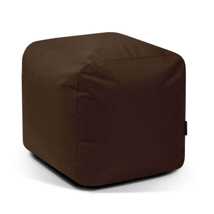 El Pouf cuadrado de tela impermeable brillante 50×50×35 cm - moderno - exterior - PLUS 50 OX es un elegante asiento marrón en forma de cubo con bordes redondeados, perfecto para relajarse y realzar cualquier habitación. Se presenta sobre fondo blanco.