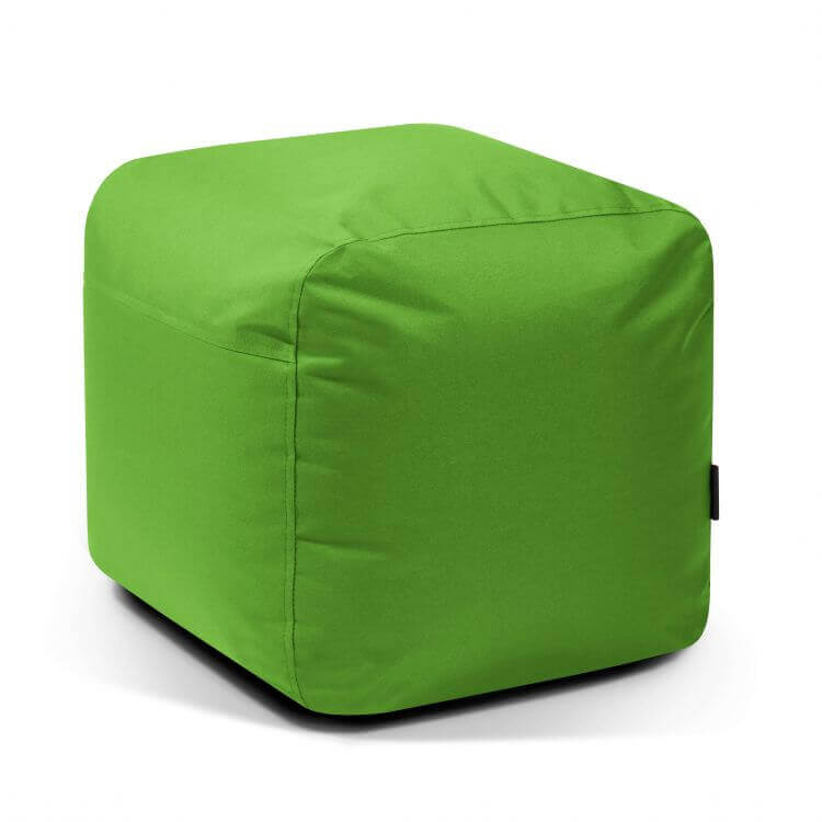El Pouf cuadrado de tela impermeable brillante 50×50×35 cm - moderno - exterior - PLUS 50 OX ofrece un asiento cómodo y moderno, ideal para exteriores, con su diseño verde y superficie suave sobre fondo blanco.