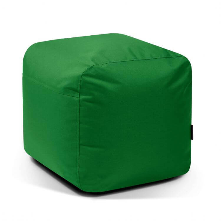 El Pouf cuadrado de tela impermeable brillante 50×50×35 cm - PLUS 50 OX ofrece un asiento cómodo y moderno, luciendo elegante sobre un fondo blanco.