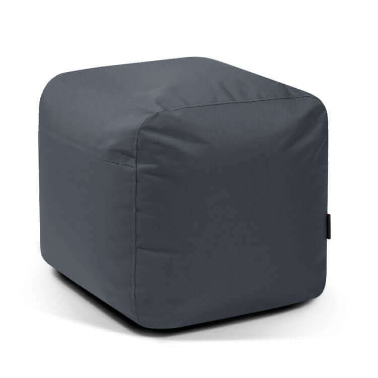El pouf cuadrado de tela impermeable brillante PLUS 50 OX (50×50×35 cm) es moderno y cómodo, ideal para exterior. Su tono gris oscuro y bordes redondeados añaden estilo; imagen tomada sobre fondo blanco.
