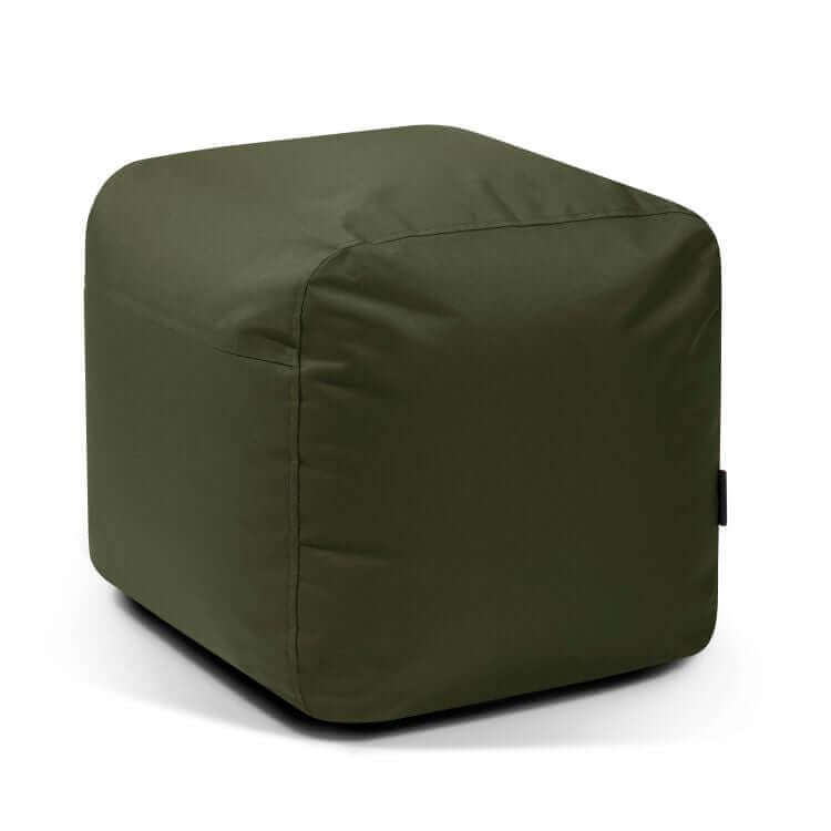 El Pouf cuadrado de tela impermeable brillante PLUS 50 OX (50×50×35 cm), en tono verde oscuro, es un asiento cómodo y moderno para exterior, ideal para cualquier espacio contemporáneo.