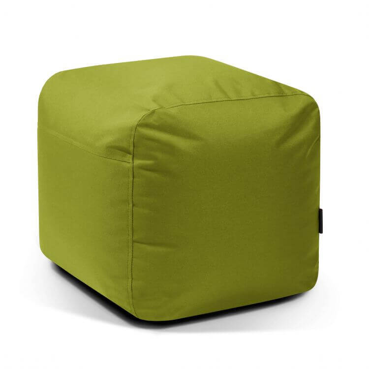 El Pouf cuadrado de tela impermeable brillante 50×50×35 cm - moderno - exterior - PLUS 50 OX ofrece un cómodo asiento con su forma de cubo verde y bordes redondeados, sobre un fondo blanco liso.