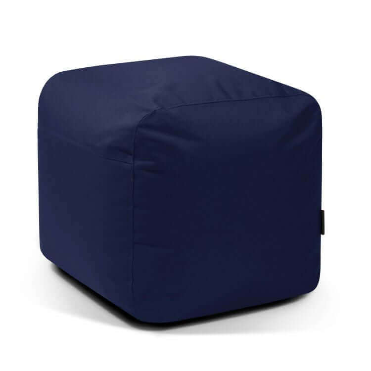A Pouf cuadrado de tela impermeable brillante 50×50×35 cm - PLUS 50 OX, moderno y apto para exterior, se muestra sobre fondo blanco, ofreciendo un asiento cómodo para cualquier espacio.