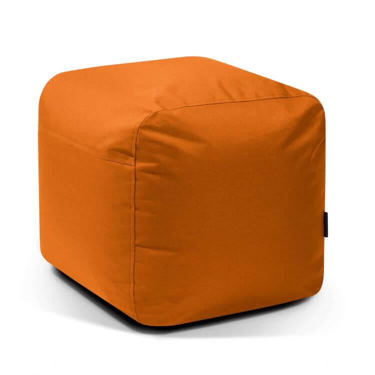 A Pouf cuadrado de tela impermeable brillante 50×50×35 cm - moderno - exterior - PLUS 50 OX se encuentra sobre un fondo blanco, proporcionando un asiento cómodo para cualquier espacio.