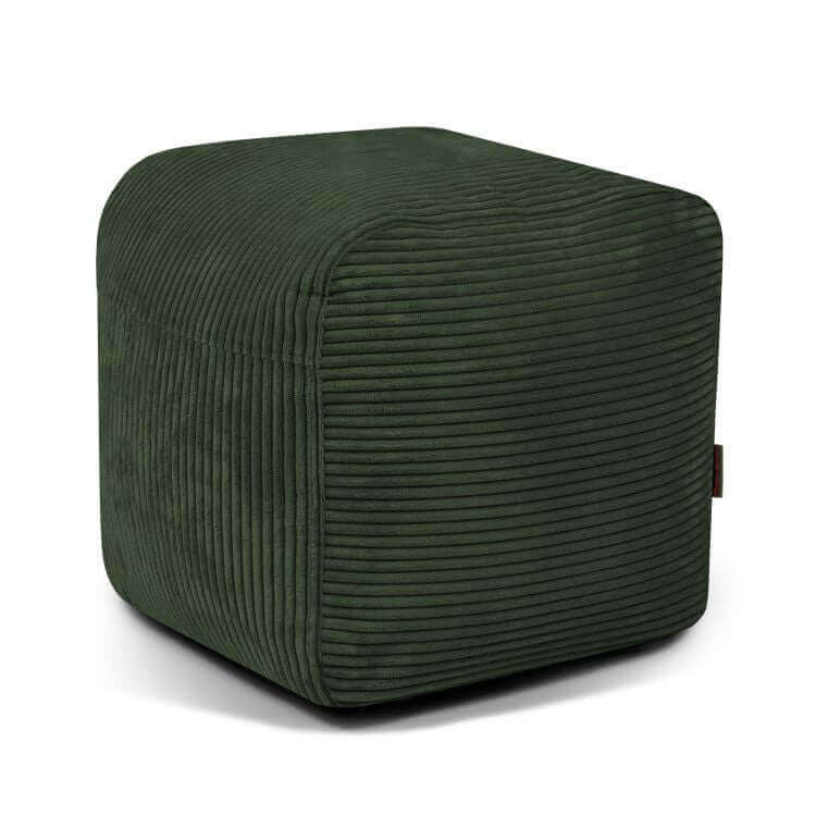 El pouf cuadrado de terciopelo acanalado PLUS 50 WAVES (50×50×35 cm) es compacto, ligero y moderno, ideal para dormitorio o sala de juegos. Ofrece asiento cómodo y diseño actual en elegante color verde oscuro.