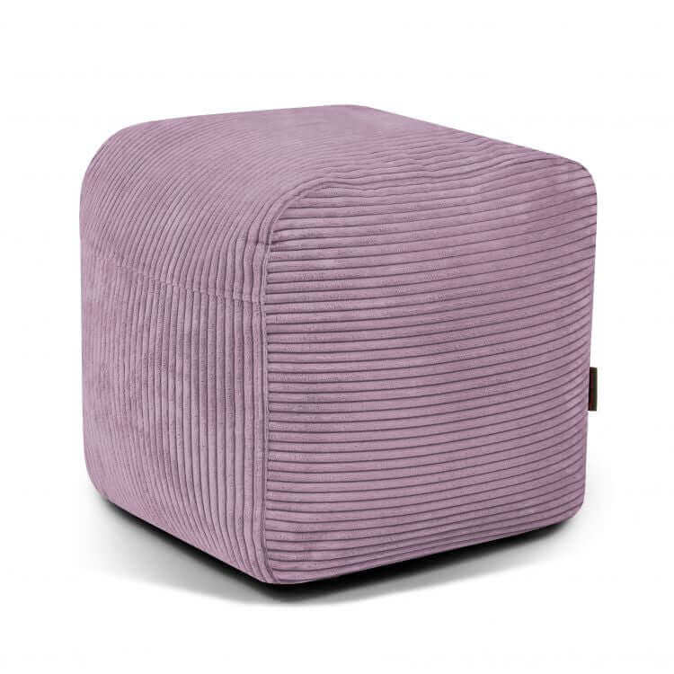 El Pouf cuadrado de terciopelo acanalado PLUS 50 WAVES (50×50×35 cm), compacto y ligero, brinda asiento cómodo y diseño moderno para dormitorio o sala de juegos, en color lila claro sobre fondo blanco.