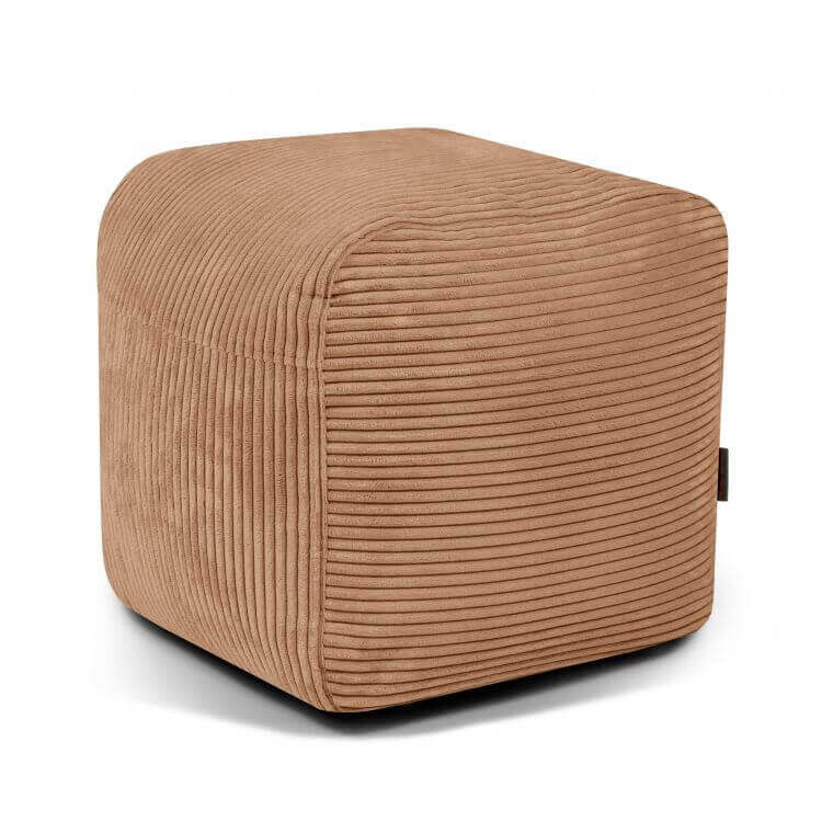 Pouf cuadrado de terciopelo acanalado PLUS 50 WAVES, compacto y ligero (50×50×35 cm), diseño moderno, ideal para dormitorio o sala de juegos; superficie texturizada marrón sobre fondo blanco.
