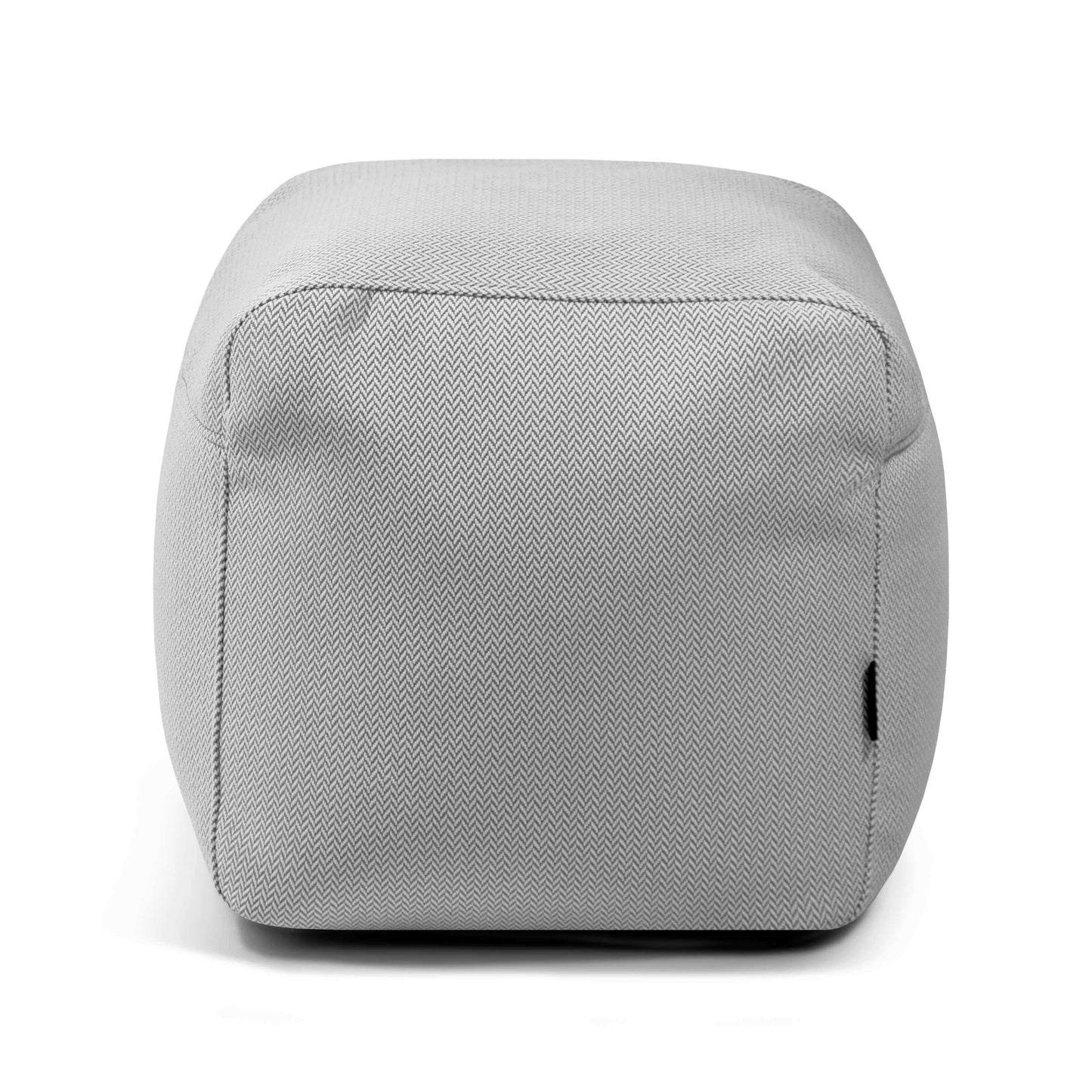 El Pouf Plus 50 Canaria es un puf de exterior cuadrado de color gris claro con un sutil diseño en espiga, un asiento versátil ideal para cualquier espacio.