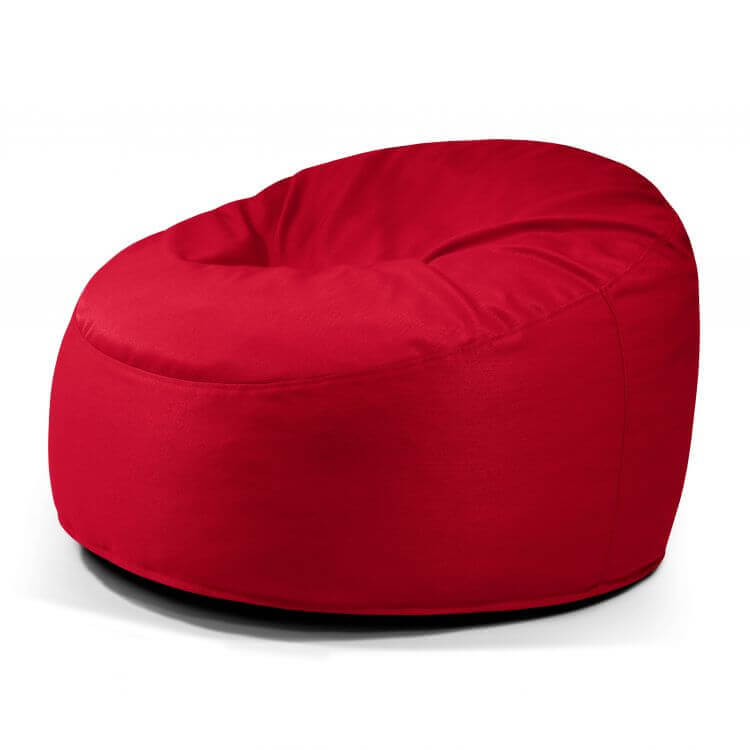 La Foam Bean Bag OM 110 Barcelona es una silla redonda de color rojo brillante que proporciona un asiento cómodo y se muestra sobre un fondo blanco liso.
