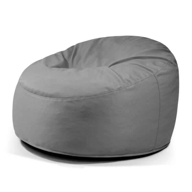 El Foam Bean Bag OM 110 Barcelona, con una suave cubierta de tela gris, proporciona un cómodo asiento y se asienta con elegancia sobre un fondo blanco.
